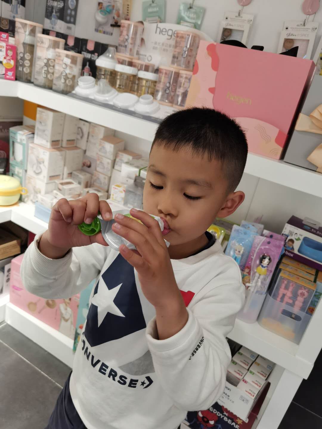大眼睛6岁男孩,走失于西安雁塔区高新三路路口,母亲已哭软,请大家帮忙寻找……