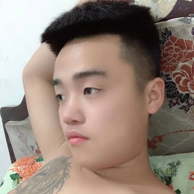 他从小就小脑萎缩，先天性残疾，看见的朋友帮忙找一下