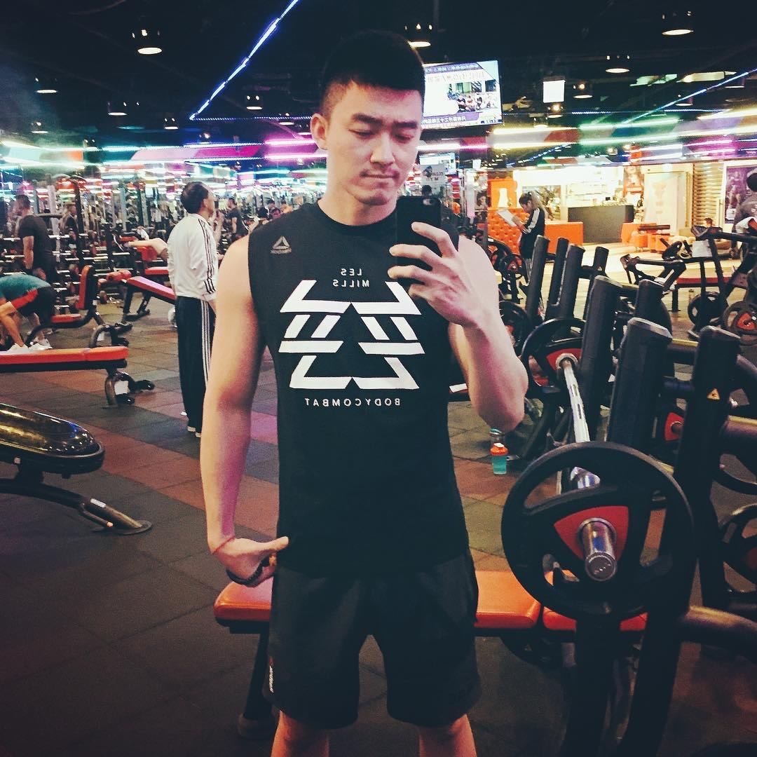 大家帮我找找他吧