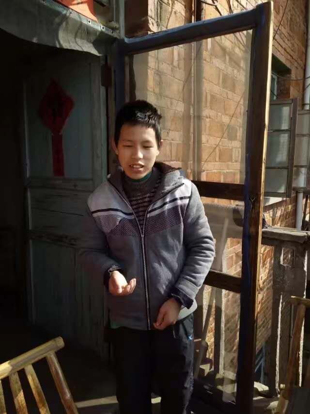 弟弟走失，爸爸也一下子受不了打击疯了，只会傻笑。希望好心人士帮帮忙找找我弟弟，他已失踪一个星期了。
