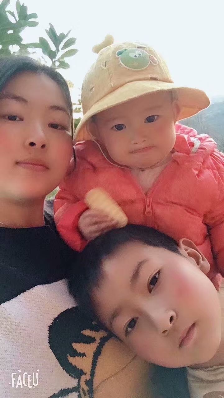 请好心人帮忙留意，转发，两个孩子在等妈妈回来
