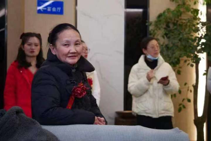 大家都在等着你回家过年呢,亲爱的妈妈。