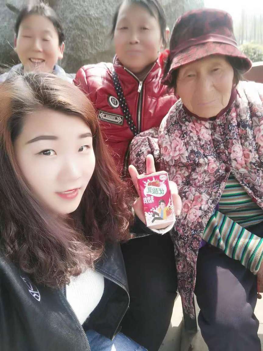 图中老人于2023.8.23在烟台火车站南走失
