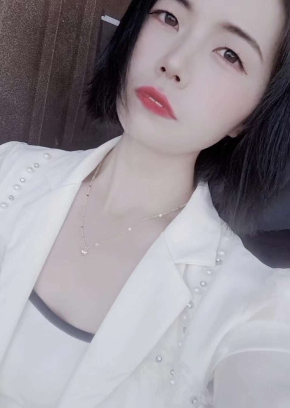 身穿高腰牛仔外套,身高165左右,因为家里孩子需要