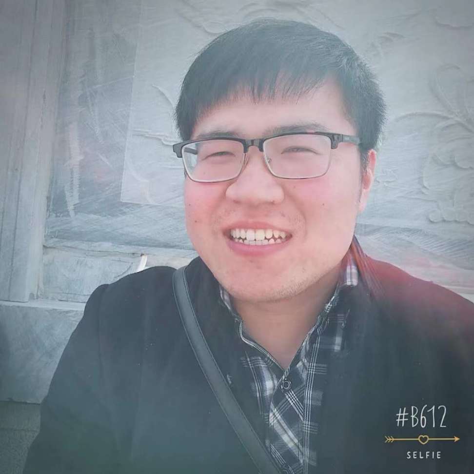 四岁父亲死于车祸。母亲一个人种地养大他。可怜的母亲