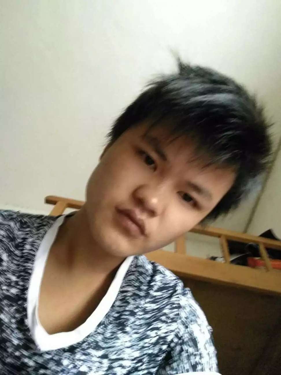 请各位朋友帮忙找一找我弟弟，父母年迈，急需他回家