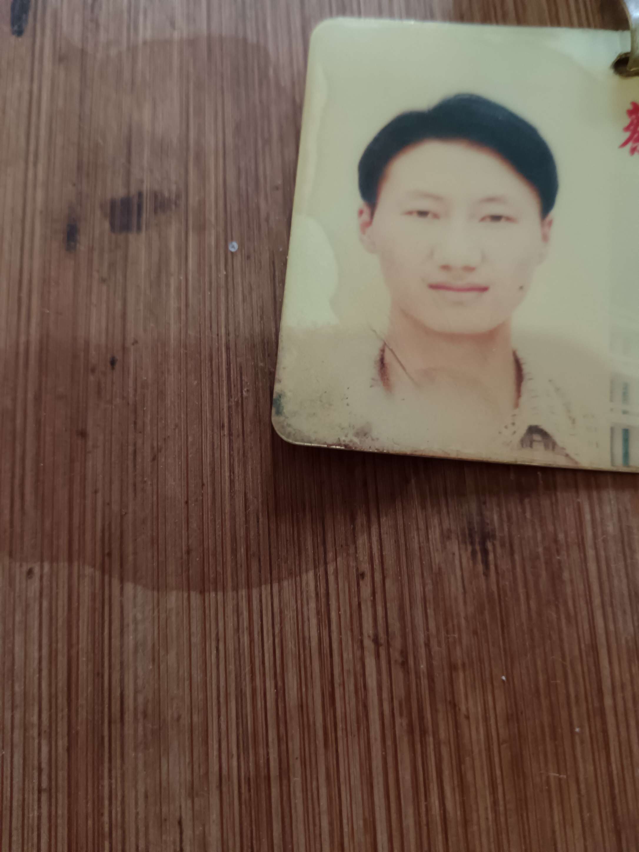 母亲年龄大了，盼儿子归来。时间不等人啊。